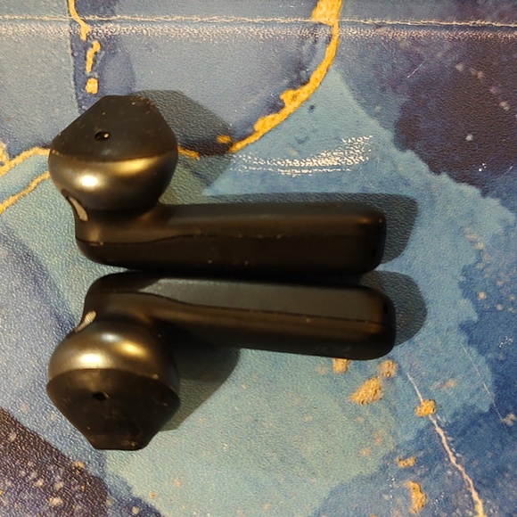 JBL 220 TWS Black Earbuds - Picture 4 of 4